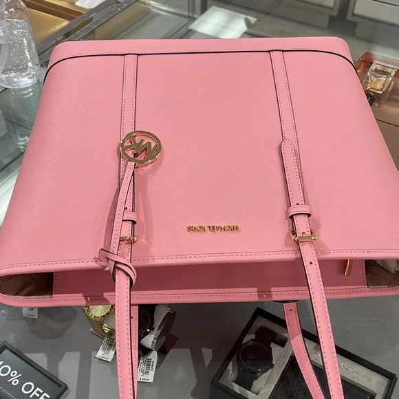 MICHAEL KORS
Jet Set Travel Lg Top Zip Shoulder Tote Saffiano Leather
Carnation - Picture 14 of 16